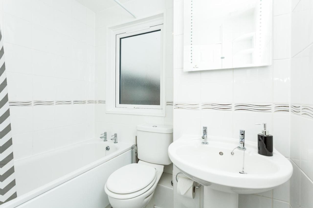 Gatwick Place - 4 Bed 2 Bath Self Contained House With Private Garden Horley Exterior foto