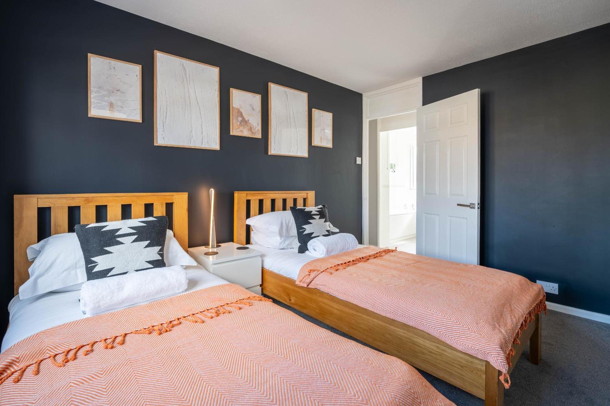 Gatwick Place - 4 Bed 2 Bath Self Contained House With Private Garden Horley Exterior foto