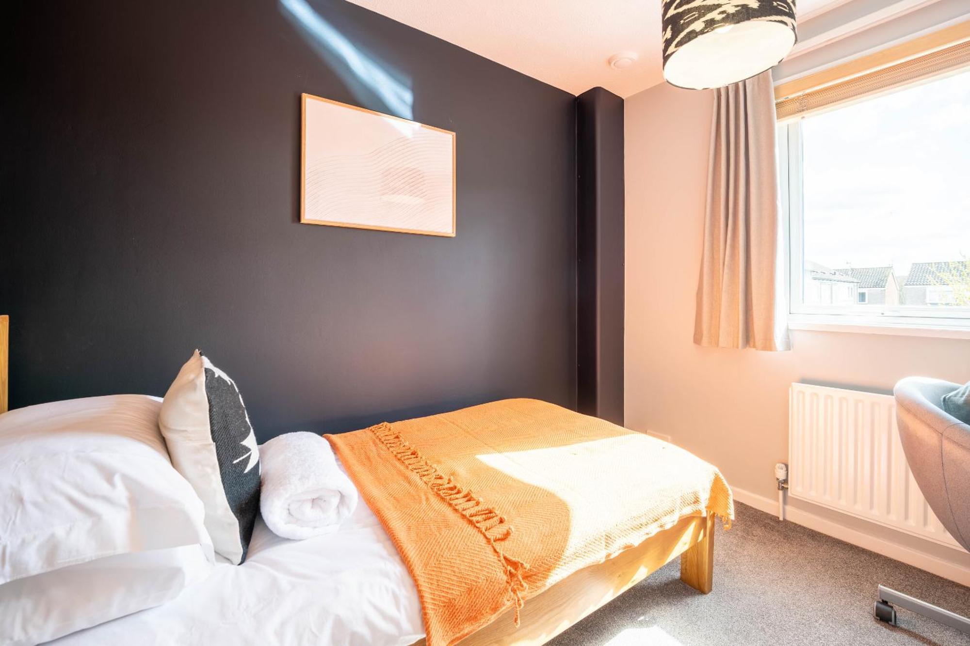 Gatwick Place - 4 Bed 2 Bath Self Contained House With Private Garden Horley Exterior foto
