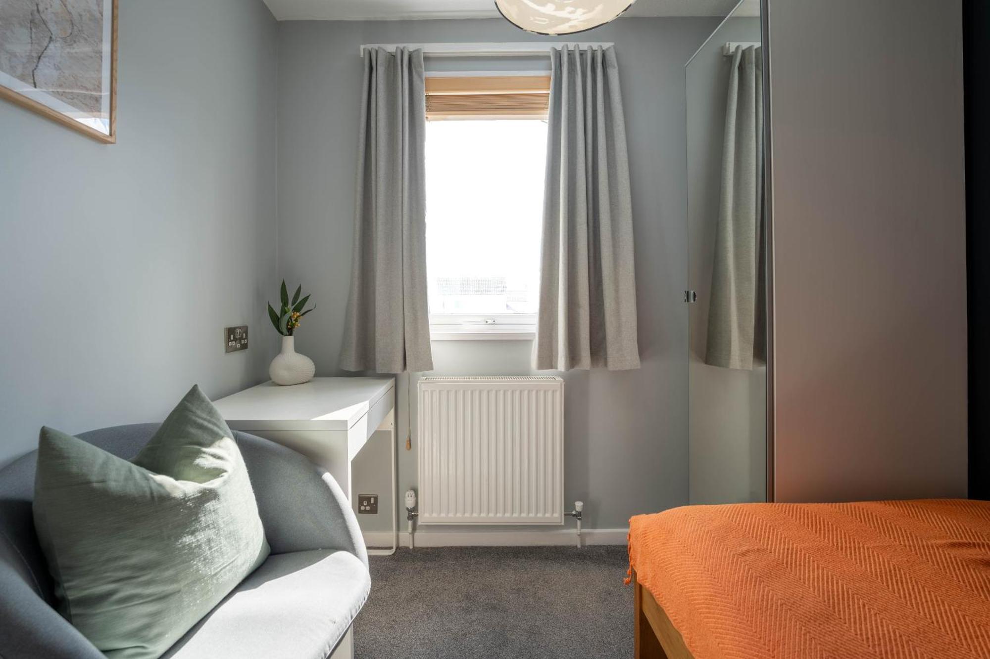 Gatwick Place - 4 Bed 2 Bath Self Contained House With Private Garden Horley Exterior foto