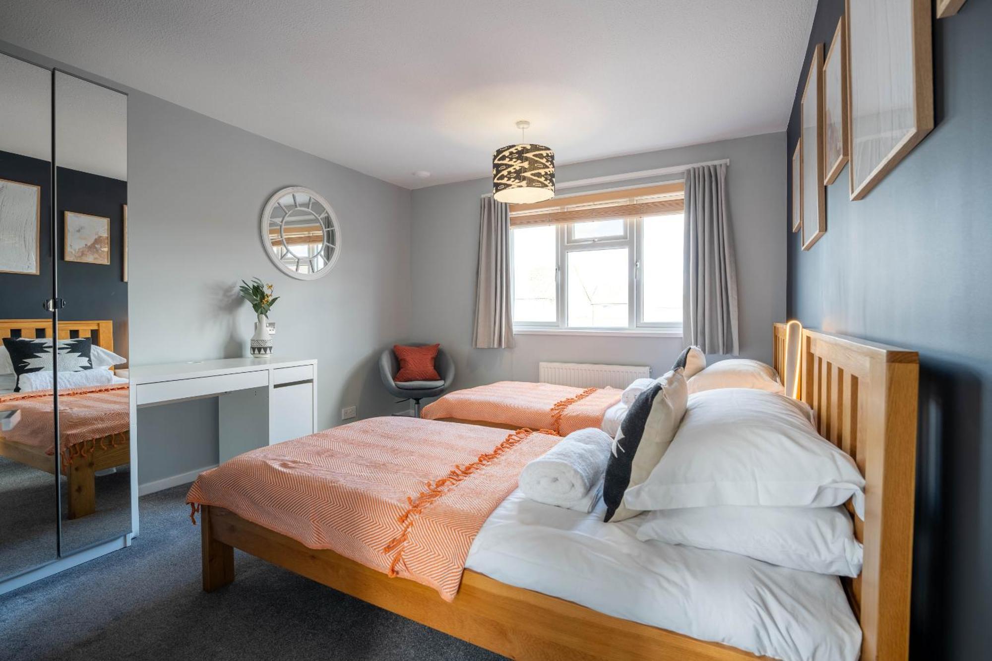 Gatwick Place - 4 Bed 2 Bath Self Contained House With Private Garden Horley Exterior foto